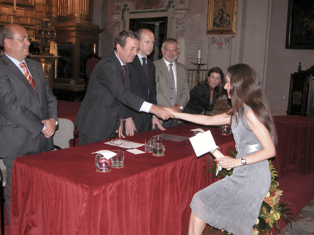 Recibiendo el premio Focus-Abengoa por la obra ¿Por qué? 2004